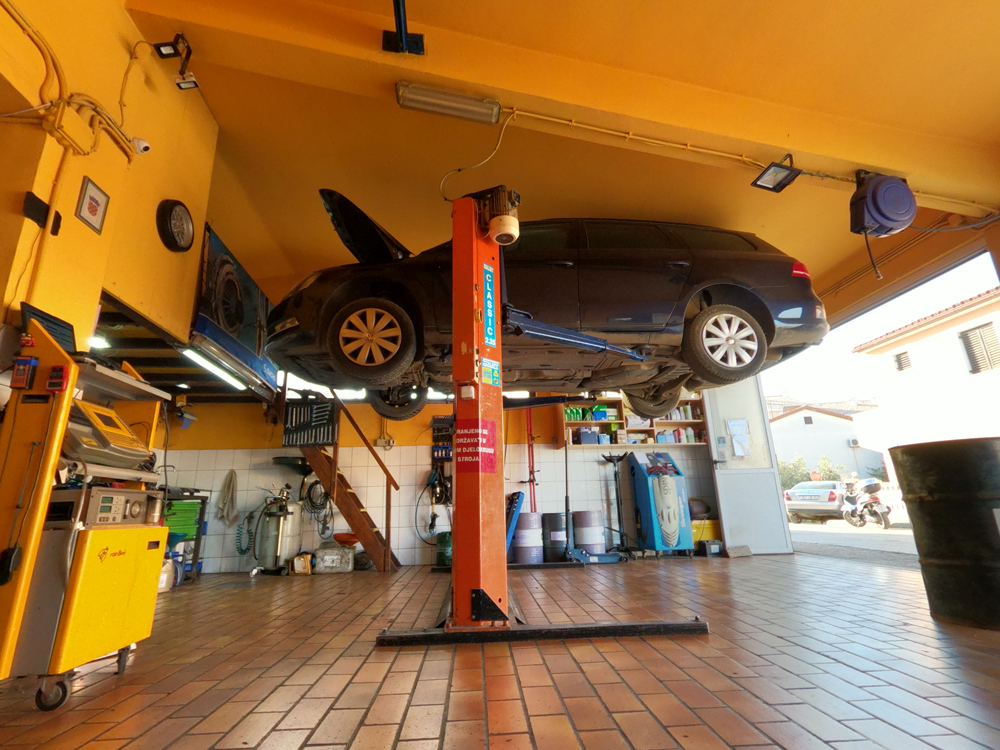 Servis vozila auto na dizalici